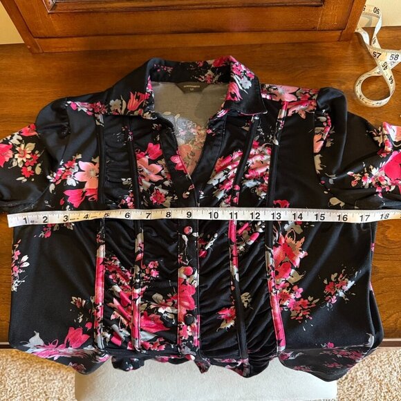 Denver Hayes black button down shirt pink flowers, ruching along button … - Picture 8 of 10